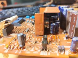 Zbliżenie na wnętrze wzmacniacza Sony MHC-4700 z widocznymi kondensatorami i innymi komponentami elektronicznymi.