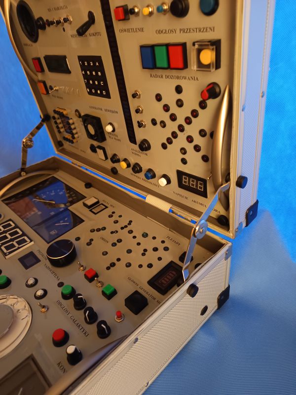 Control panel of the Voyager 3 toy in a suitcase Suitcase Voyager 3 Expedition Control Center with a panel full of buttons, switches, indicators and LEDs.