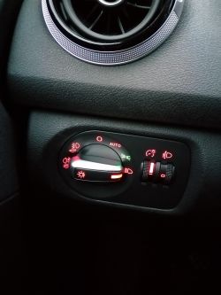 Wymiana na poliftowy przełącznik świateł Audi A3 8P: błędne podświetlenie i brak funkcji auto