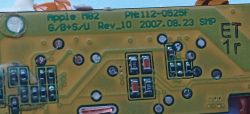 Płytka drukowana Apple M82 z 2007 roku Zbliżenie na płytkę PCB z oznaczeniami Apple M82 oraz datą 2007.08.23