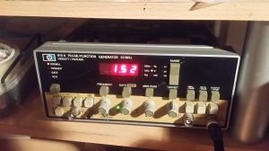 Nieprawidłowe napięcia i częstotliwości w generatorze HP8111A - jak naprawić?