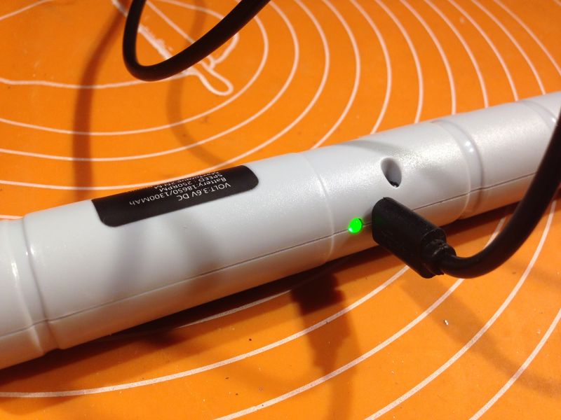 Ładowany elektryczny wkrętak z podłączonym kablem USB