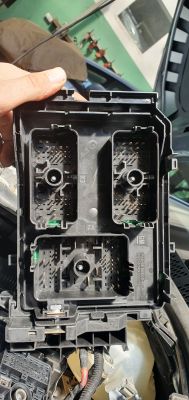 Gdzie znajdę schemat podłączenia skrzynki bezpieczników w Oplu Astra K 1.0?