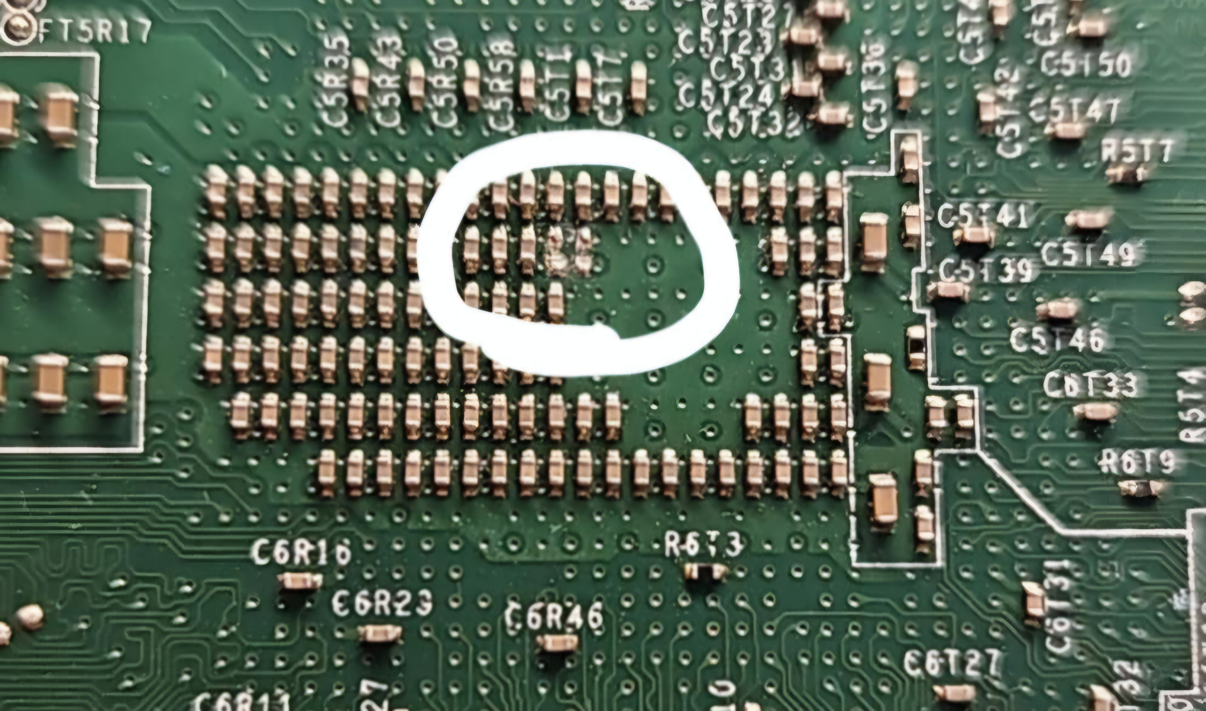 Identyfikacja elementów pod blaszką mocującą chłodzenie CPU w Xbox 360 Slim