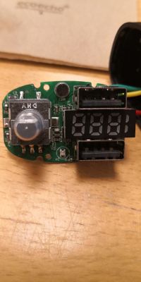 Czy można do transmitera FM z BT podłączyć mikrofon zewnętrzny?