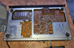 Wnętrze tunera ZRK T-7010 pokazujące płytki PCB i gniazda lutowane.