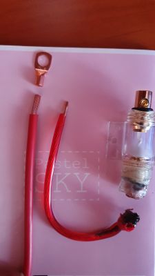 Jakie mogą być przyczyny piszczenia i wyświetlania 000 w kondensatorze 1.2F?