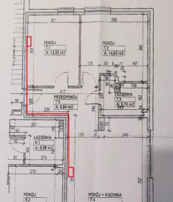 Plan mieszkania z zaznaczoną trasą przewodu sieciowego.