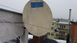 Jak pomalować starą antenę satelitarną, by śnieg spadał sam?