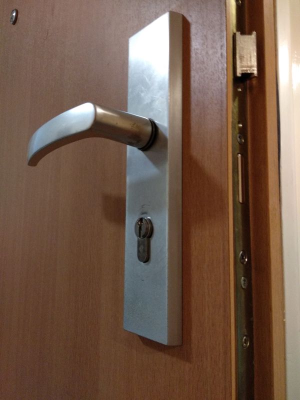 Zablokowana gałka w drzwiach Zablokowana gałka w drzwiach