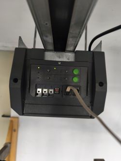 Panel sterujący napędu SupraMatic S z podłączonym przewodem i zapalonymi diodami LED