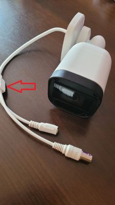 Kamera monitoringu z kablem na drewnianym stole.