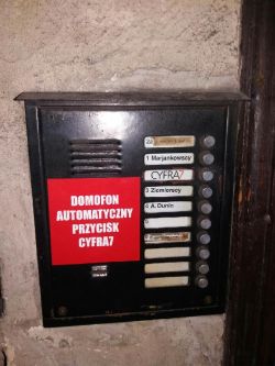 Identyfikacja panela zewnętrznego domofonu wielorodzinnego
