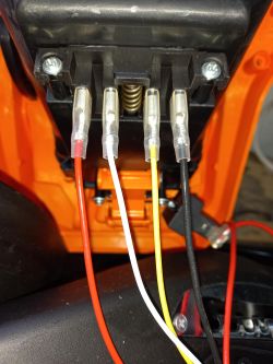 Podłączanie kosiarki akumulatorowej Yard Force z baterią 40V 2.5Ah - 5 pinów vs 4 piny