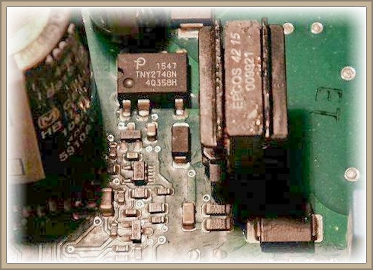 Widok zbliżeniowy na płytę obwodu drukowanego z komponentami elektronicznymi.