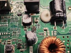 Zbliżenie płytki PCB z elementami zasilania: dławik 4R7, kondensator 470µF/25V i układ SMD