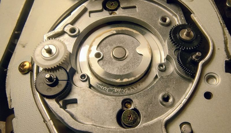 Wewnętrzny mechanizm magnetowidu z nowymi, zamontowanymi zębatkami.