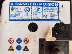 Focus MK2: Żółty osad i proszek w skrzynce akumulatora, VARTA 80Ah