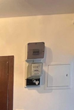 Zdjęcie tablicy elektrycznej na ścianie, przed i po wizycie elektryka.