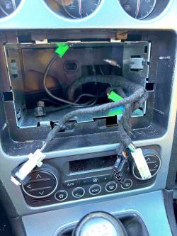 Panel sterowania samochodu z przewodami i wtyczkami