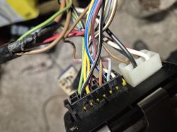 Zbliżenie na wiązkę przewodów i złącze elektryczne z oznaczonymi pinami