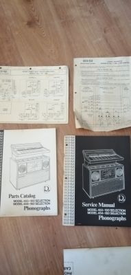 Szafa grająca ,,Rock-Ola 453,, - Zacięty mechanizm od podawania płyt. Szafa grająca ,,Rock-Ola 453,, - Zacięty mechanizm od podawania płyt.