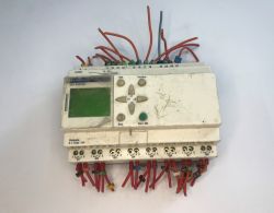 Wnętrze starego programowalnego kontrolera logiki SR1 A201BD Schneider Electric