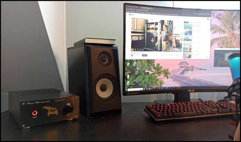 Komputerowy setup z własnoręcznie zbudowanym wzmacniaczem na biurku.