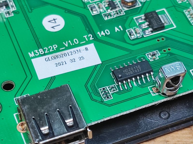 Płytka obwodów drukowanych dekodera Opticum Blue R265 Lite z oznaczeniami M3822P V1.0 T2, układami scalonymi i złączem USB.