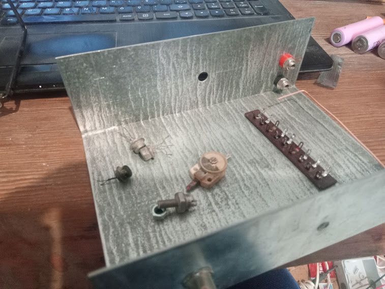 QRP CW transceiver bezpośredniej konwersji RA3AAE 28 MHz ze śmietnika