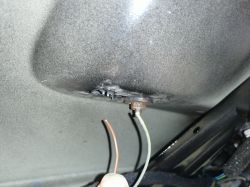 Uszkodzone oświetlenie tablicy rejestracyjnej - jak naprawić?