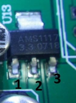 Ansicht des AMS1117-ICs auf einer Leiterplatte.