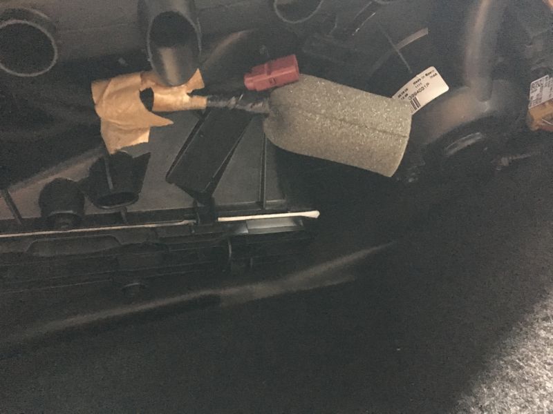 Seat Leon II 1.6 MPi - Zagadka. Co to za kable pod schowkiem pasażera?