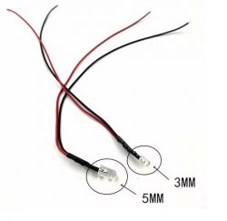 Diody LED z przewodami, jedna 3 mm, druga 5 mm.