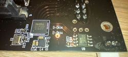 Zbliżenie na płytkę PCB stacji dokującej Blueendless BS-HD01S ukazujące układ Initio INIC3639PN oraz pamięć flash Puya P25D40SH.