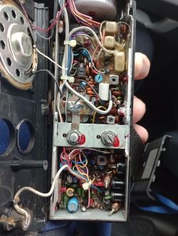 Realistic TRC-217 - tylko szumi, czasami jakiś głos słychać jakby po hiszpańsku czy portugalsku