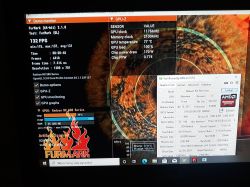 Zrzut ekranu narzędzi FurMark i GPU-Z pokazuje testy karty graficznej RX 580.