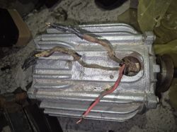 Silnik elektryczny z odsłoniętymi przewodami do podłączenia