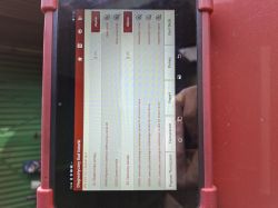 Ekran tabletu z listą kodów usterek VW V29.10, m.in. 00668 i 00525, w czerwonej obudowie.