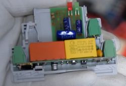 Wnętrze przekaźnika bistabilnego BIS-411 + schemat