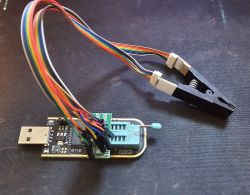 Programator CH341A z klipsem SOP16 i kolorowymi przewodami na ciemnym tle