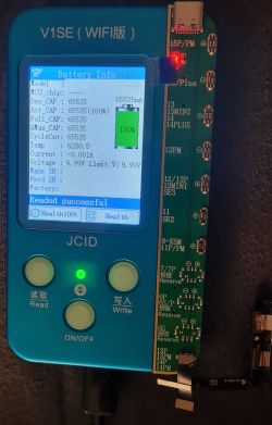 Urządzenie JCID V1SE z wyświetlaczem pokazującym dane baterii i adapterem do iPhone’a 13 Pro