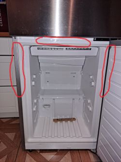 Wnętrze lodówki Siemens z zaznaczonymi ciepłymi miejscami.