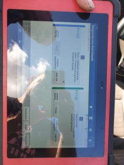 Tablet diagnostyczny pokazujący kody błędów P1165 i P1142 związane z mieszanką paliwową i obciążeniem silnika.