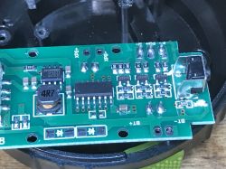 Zbliżenie na płytkę PCB z kontrolerem SP4533 i innymi elementami elektronicznymi.