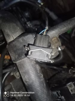 Zbliżenie na wtyczkę elektryczną w samochodowym silniku.