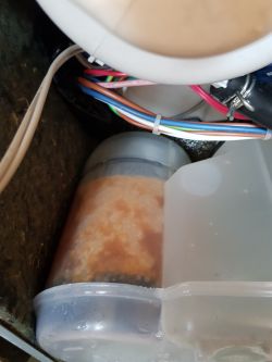 Whirlpool ADP 550 IX - Wylewa wodę spod drzwi Whirlpool ADP 550 IX - Wylewa wodę spod drzwi