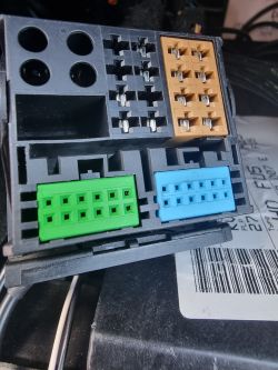 Podłączanie kamery cofania Skoda Superb 2: Szukam wejścia dla kabla czerwonego na kostce