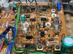 Płytka drukowana z elementami elektronicznymi na tylnym panelu tunera T-7010.