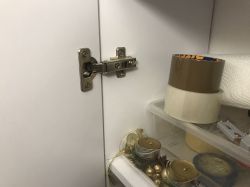 Lampki LED do szafy montowane na zawias - małe i praktyczne